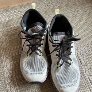 Cloud X 3 Shift On athletic shoes